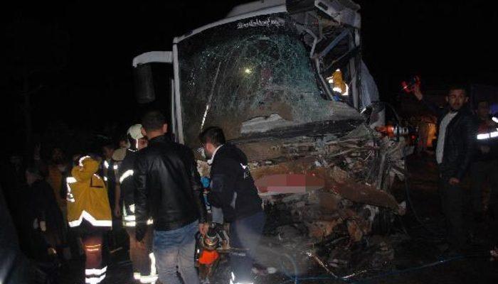 Yolcu otobüsü harfiyat kamyonuyla çarpıştı: 27 yaralı