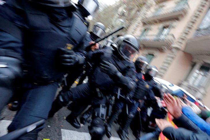 Katalonya'da göstericiler polisle çatıştı: 52 yaralı G2