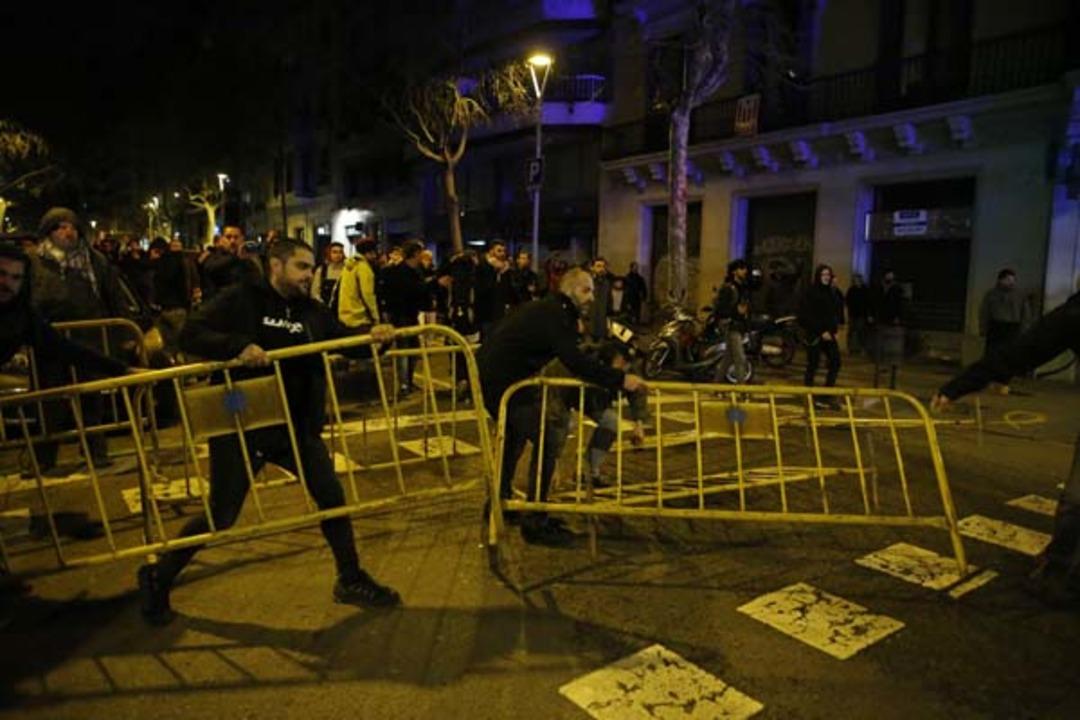 Katalonya'da g&ouml;stericiler polisle &ccedil;atıştı: 52 yaralı