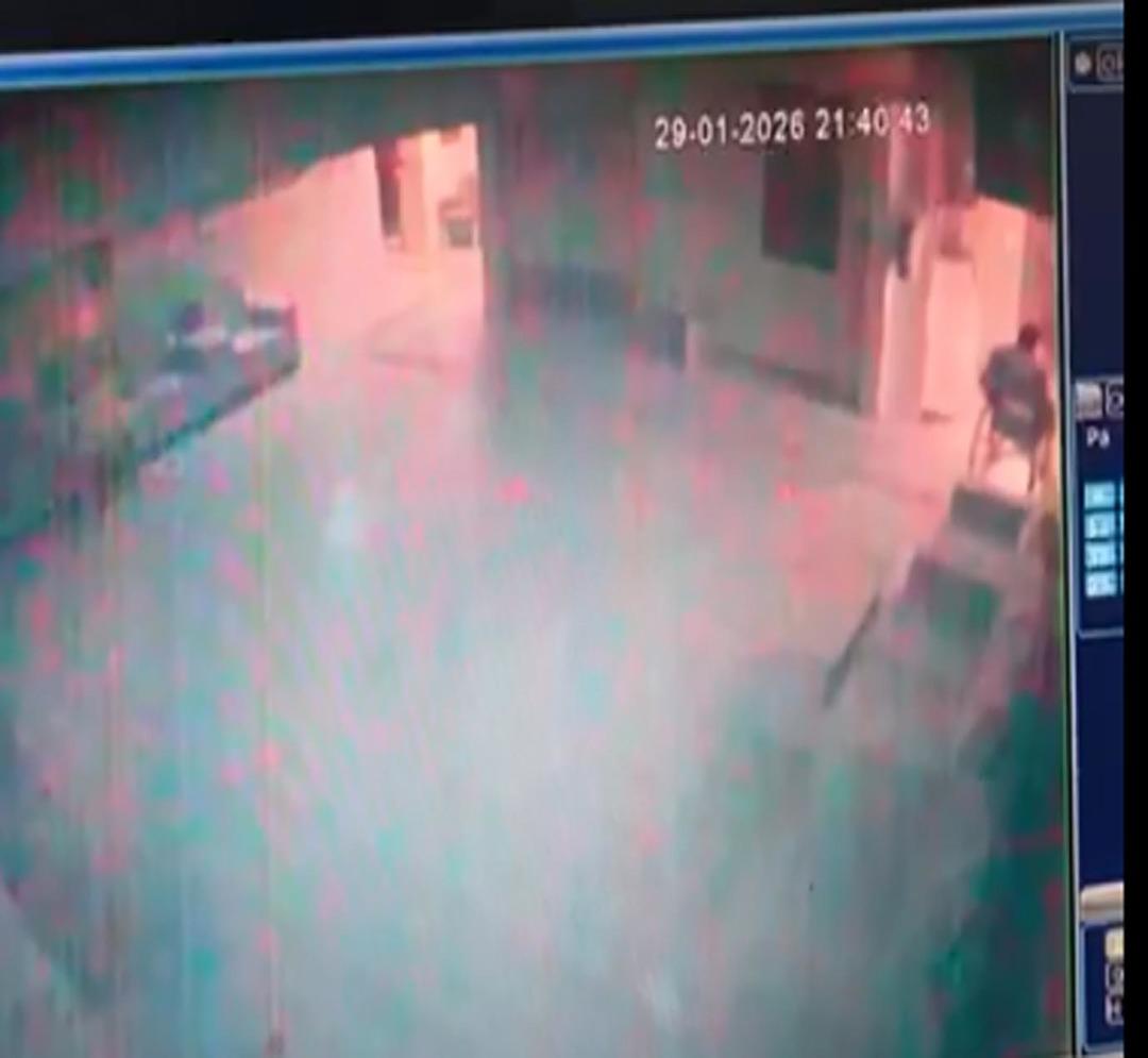 Bakımevinde dehşet! &Uuml;zerine kolonya d&ouml;k&uuml;p ateşe verdi: Yandığı 5 dakika sonra fark edildi 6