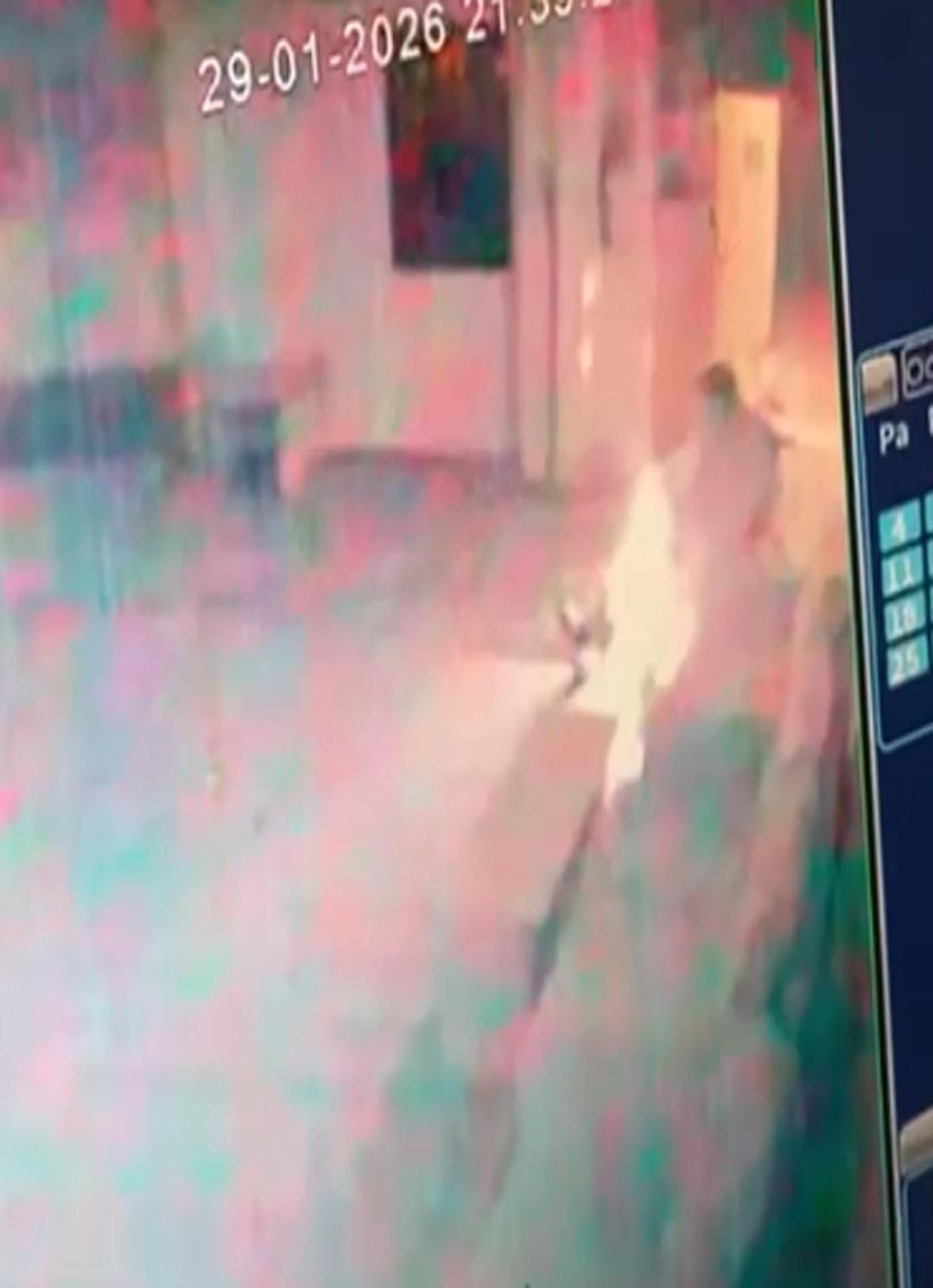 Bakımevinde dehşet! &Uuml;zerine kolonya d&ouml;k&uuml;p ateşe verdi: Yandığı 5 dakika sonra fark edildi 5