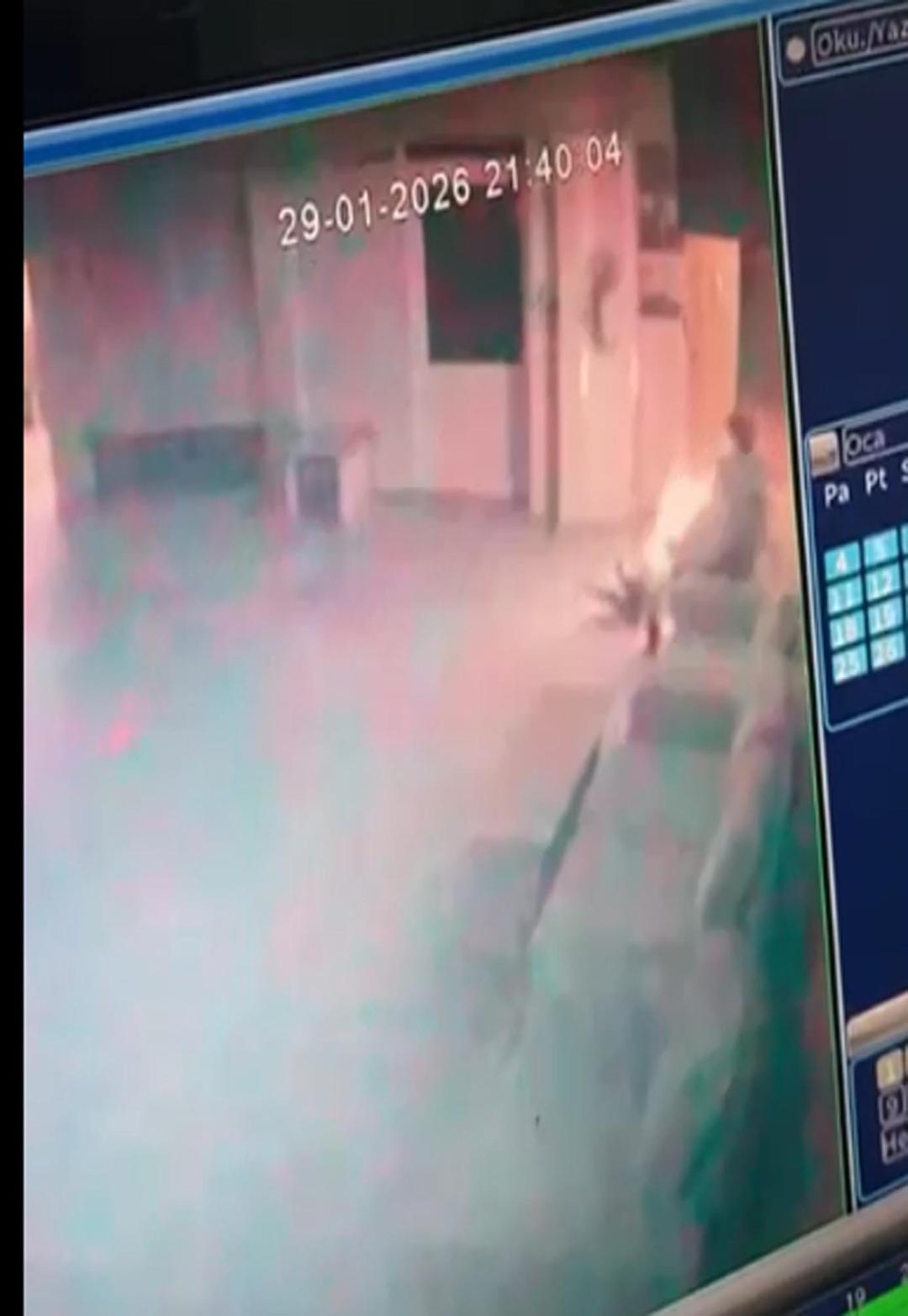 Bakımevinde dehşet! &Uuml;zerine kolonya d&ouml;k&uuml;p ateşe verdi: Yandığı 5 dakika sonra fark edildi 4