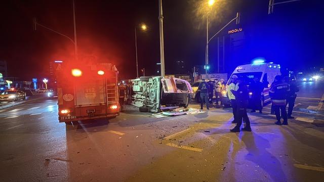 Mersin de cipin ambulansa &ccedil;arpması sonucu 5 kişinin yaralandığı kaza kamerada 5