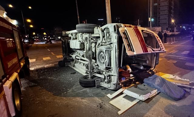 Mersin de cipin ambulansa &ccedil;arpması sonucu 5 kişinin yaralandığı kaza kamerada 2