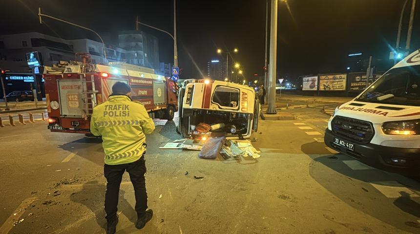 Mersin'de cipin ambulansa &ccedil;arpması sonucu 5 kişinin yaralandığı kaza kamerada