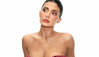 Nar tanelerinden bikiniyle poz verdi! Sınırları zorladı