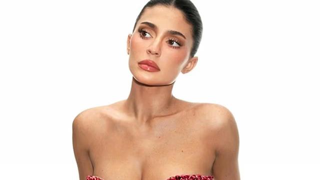 Nar tanelerinden bikiniyle poz verdi! Kylie Jenner sınırları zorladı