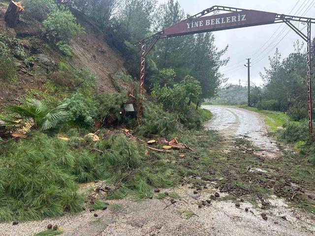Ayvacık&rsquo;ta sağanak yağış etkili oldu 7