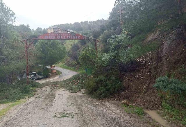 Ayvacık&rsquo;ta sağanak yağış etkili oldu 4