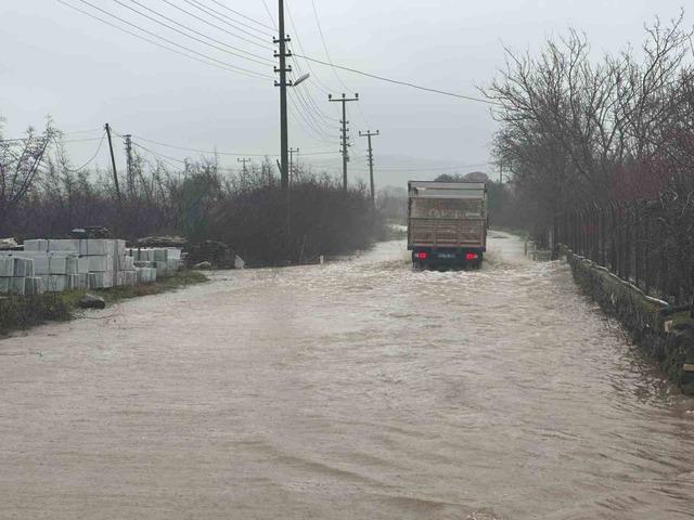 Ayvacık&rsquo;ta sağanak yağış etkili oldu 1