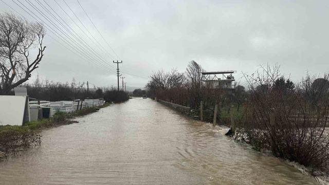 Ayvacık’ta sağanak yağış etkili oldu