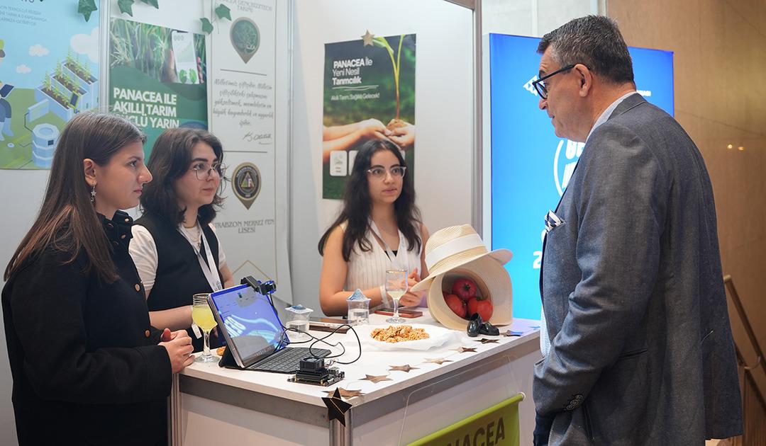 Kod yazmayı sınıfta, tarımı tarlada &ouml;ğrendiler 4