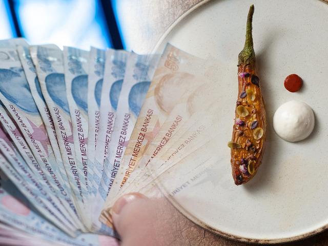 Zorunlu bahşiş ve kuver usulca men&uuml;lere eklendi! Michelin yıldızıyla parlayan Fatih Tutak'ın tadım men&uuml;s&uuml; fiyatı g&uuml;ndem oldu