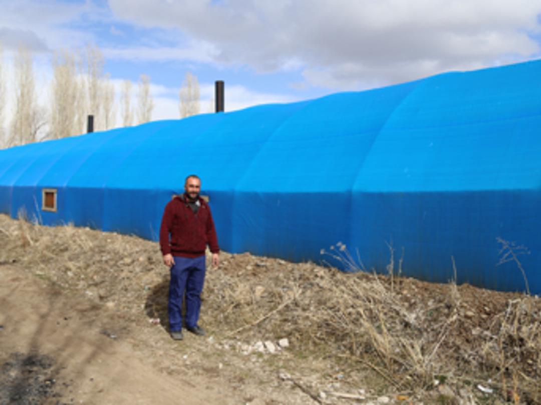 &Ccedil;adırda &uuml;rettiği yumurtaları t&uuml;m T&uuml;rkiye'ye satıyor