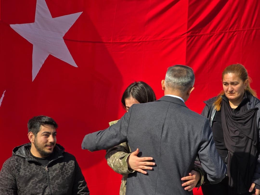 3 yıldır sakladığı emanetin sahibi albayla buluştu: G&ouml;zyaşları sel oldu! 2