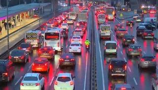 İstanbul'da trafik kilit! Yoğunluk y&uuml;zde 90'a ulaştı