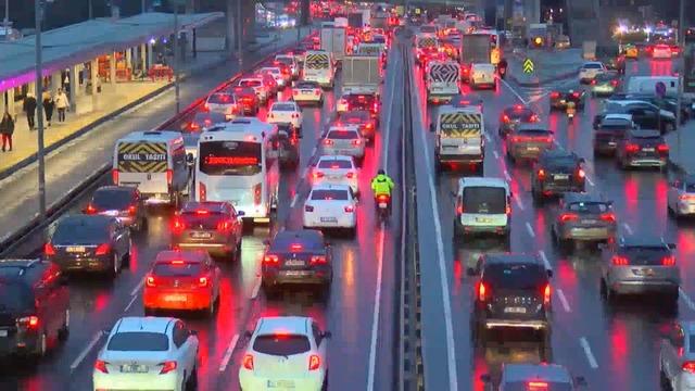 İstanbul'da trafik durma noktasına geldi! Yoğunluk yüzde 90'a ulaştı