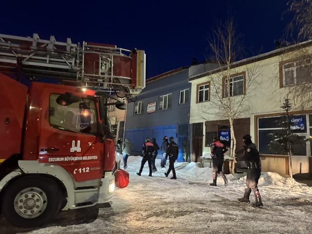 Erzurum da bir kadını zorla evde alıkoyduğu iddiasıyla aranan zanlı teslim oldu 4