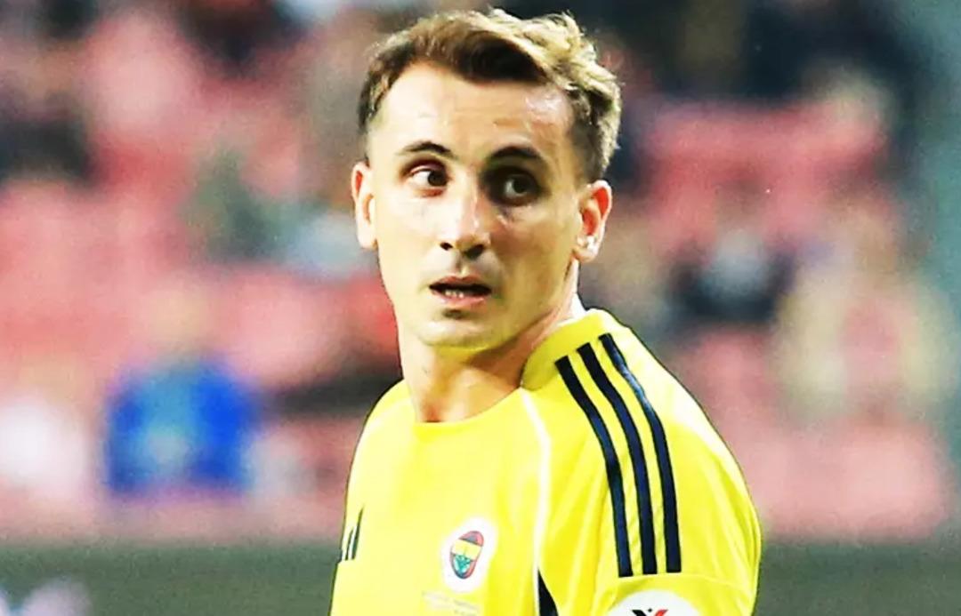 Kadık&ouml;y de Kerem Akt&uuml;rkoğlu krizi! Fenerbah&ccedil;e taraftarı tepki g&ouml;steriyor 2