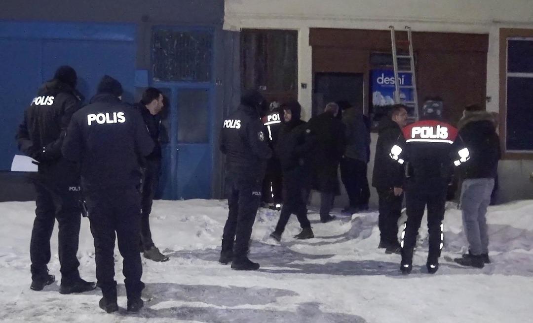Evde zorla tutulan gen&ccedil; kadının imdadına polis ve itfaiye yetişti!  1