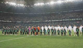 Kocaelispor - Beşiktaş ma&ccedil;ında trib&uuml;nden d&uuml;şen taraftardan &uuml;zen haber: "Hayati tehlikesi var"
