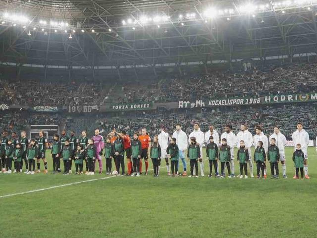 Kocaelispor - Beşiktaş ma&ccedil;ında trib&uuml;nden d&uuml;şen taraftardan &uuml;zen haber: Hayatını kaybetti