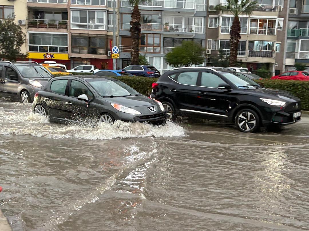 İzmir deki selden acı haber geldi! Alt ge&ccedil;itte mahsur kalan aracın s&uuml;r&uuml;c&uuml; hayatını kaybetti 2