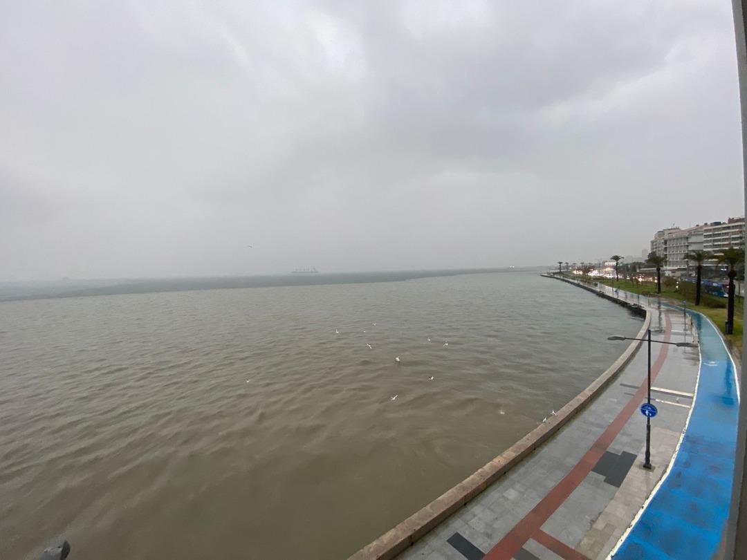 İzmir deki selden acı haber geldi! Alt ge&ccedil;itte mahsur kalan aracın s&uuml;r&uuml;c&uuml; hayatını kaybetti 4