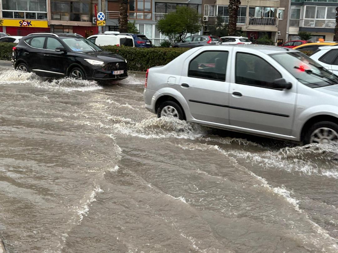 İzmir deki selden acı haber geldi! Alt ge&ccedil;itte mahsur kalan aracın s&uuml;r&uuml;c&uuml; hayatını kaybetti 5