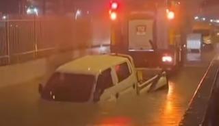 İzmir'deki selden acı haber geldi! Alt ge&ccedil;itte mahsur kalan aracın s&uuml;r&uuml;c&uuml; hayatını kaybetti