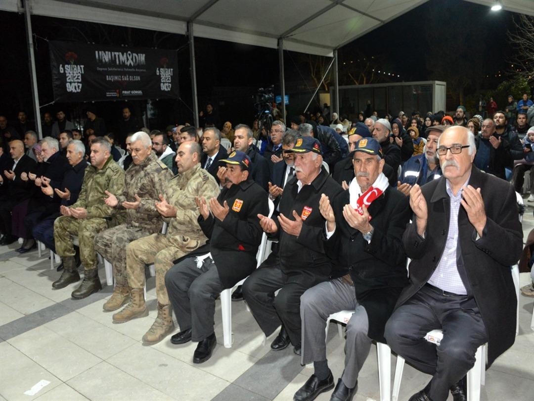 Deprem felaketinin simgesi olmuştu: İstanbul&rsquo;dan deprem b&ouml;lgesine 9 saatte giden TIR Şof&ouml;r&uuml;: "Kadranı pe&ccedil;eteyle kapatmıştım" 4