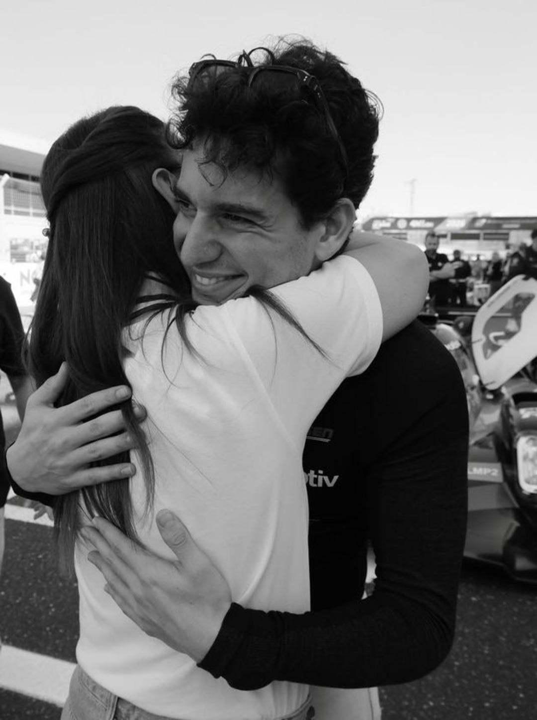 T&uuml;rk yarış pilotu ile aşk yaşıyor! Cemre Baysel sevgilisini yalnız bırakmadı 3