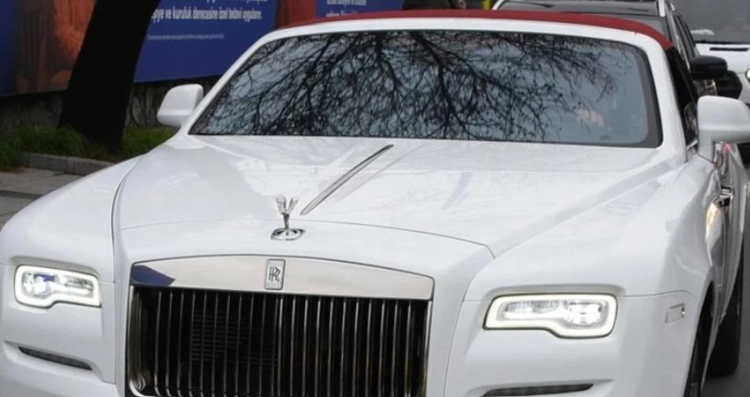 Burak &Ouml;z&ccedil;ivit servetiyle g&uuml;ndemde! L&uuml;ks aracının fiyatı dudak u&ccedil;uklattı  2