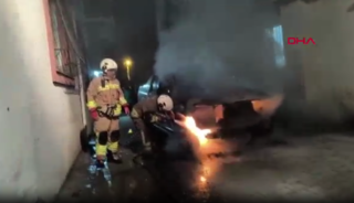 Hatay&rsquo;da seyir halinde yanan 2 ara&ccedil; s&ouml;nd&uuml;r&uuml;ld&uuml;