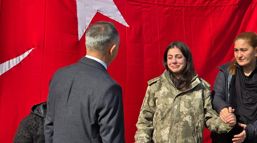 3 yıldır sakladığı emanetin sahibi albayla buluştu: G&ouml;zyaşları sel oldu!