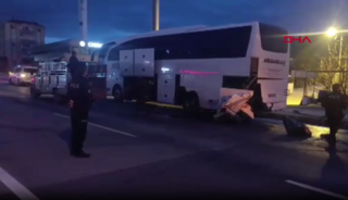 Yolcu otob&uuml;s&uuml;ne &ccedil;arpan hafif ticari aracın s&uuml;r&uuml;c&uuml;s&uuml; ağır yaralandı