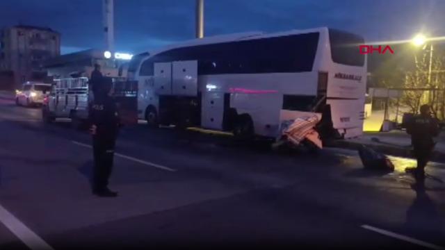 Yolcu otobüsüne çarpan hafif ticari aracın sürücüsü ağır yaralandı