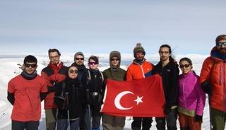 Kahramanmaraş merkezli depremlerde hayatını kaybedenler Van'da anıldı