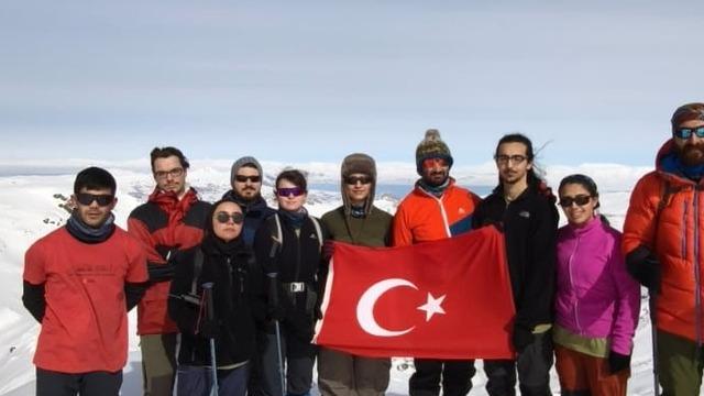 Kahramanmaraş merkezli depremlerde hayatını kaybedenler Van'da anıldı