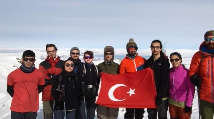 Kahramanmaraş merkezli depremlerde hayatını kaybedenler Van'da anıldı