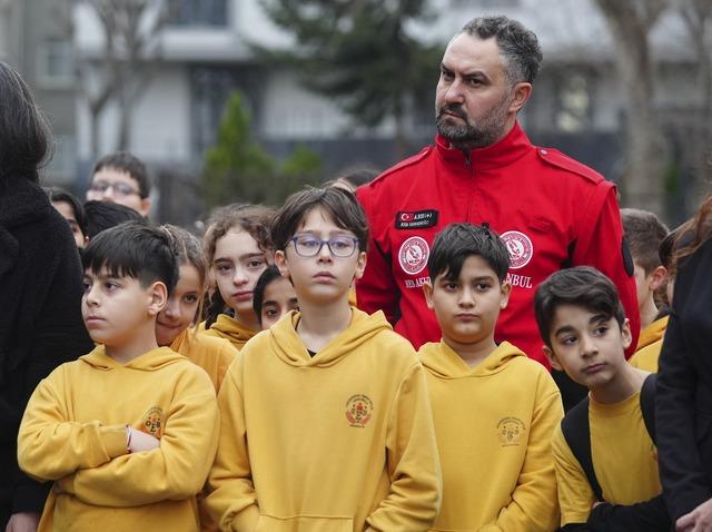 İstanbul daki okullarda 6 Şubat depremlerinde hayatını kaybedenler i&ccedil;in saygı duruşunda bulunuldu 8