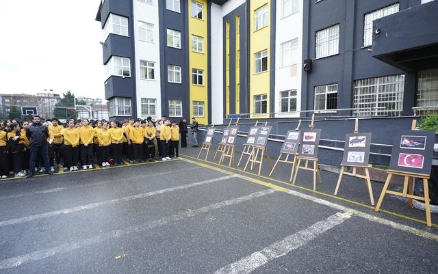 İstanbul daki okullarda 6 Şubat depremlerinde hayatını kaybedenler i&ccedil;in saygı duruşunda bulunuldu 6