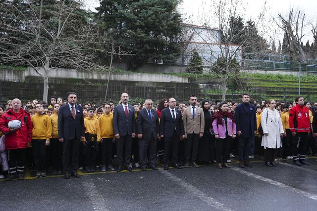İstanbul daki okullarda 6 Şubat depremlerinde hayatını kaybedenler i&ccedil;in saygı duruşunda bulunuldu 5