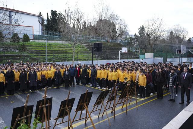 İstanbul daki okullarda 6 Şubat depremlerinde hayatını kaybedenler i&ccedil;in saygı duruşunda bulunuldu 4