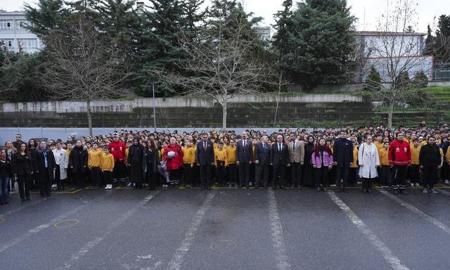 İstanbul daki okullarda 6 Şubat depremlerinde hayatını kaybedenler i&ccedil;in saygı duruşunda bulunuldu 3