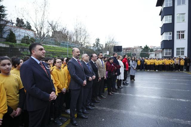 İstanbul daki okullarda 6 Şubat depremlerinde hayatını kaybedenler i&ccedil;in saygı duruşunda bulunuldu 2