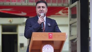 İstanbul'daki okullarda 6 Şubat depremlerinde hayatını kaybedenler için saygı duruşunda bulunuldu