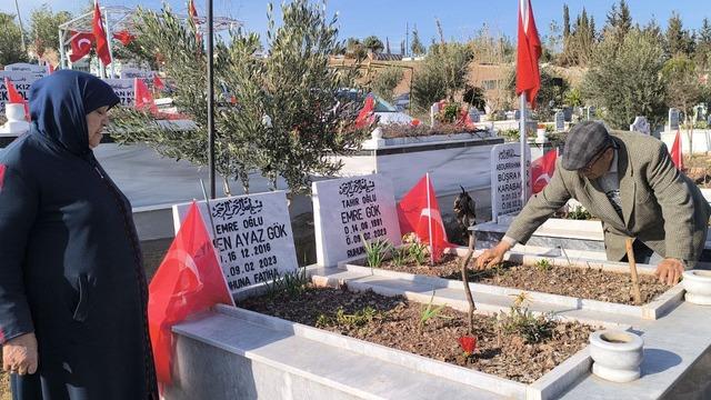 Osmaniye de depremde yaşamını yitirenlerin mezarları ziyaret edildi 1