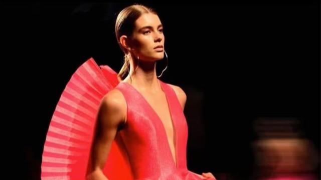 Ünlü futbolcunun kızıydı: Genç manken evinde ölü bulundu!