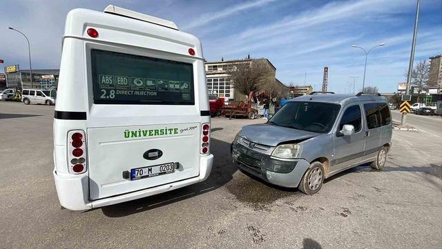 Yolcu minib&uuml;s&uuml; ile hafif ticari aracın karıştığı kaza anı kameraya yansıdı 1